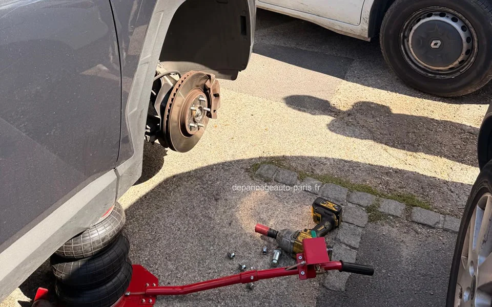 Dépannage d’un pneu crevé par notre équipe à Paris