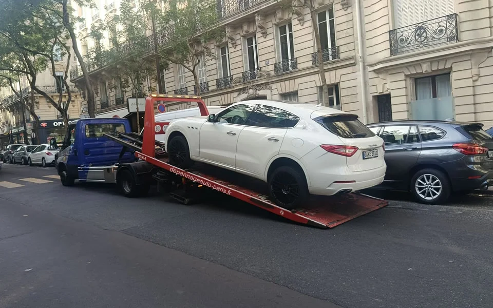 Préparation de notre dépanneuse avant le remorquage d’une voiture à Paris
